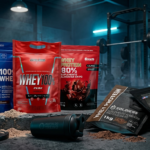 Embalagens de Whey Protein em refil das marcas Max Titanium, Integralmedica, Growth, Dark Lab e Soldiers Nutrition em um cenário de academia.