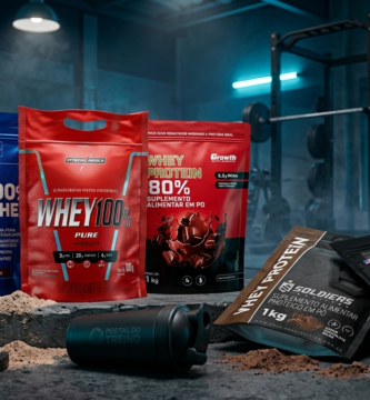 Embalagens de Whey Protein em refil das marcas Max Titanium, Integralmedica, Growth, Dark Lab e Soldiers Nutrition em um cenário de academia.