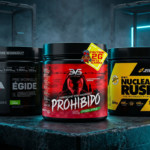 Potes dos suplementos pré-treino Égide (Max Titanium), Prohibido (3VS Nutrition) e Nuclear Rush (Bodyaction) em um cenário de academia escuro. Descubra qual é o melhor pré-treino.