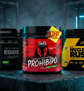 Potes dos suplementos pré-treino Égide (Max Titanium), Prohibido (3VS Nutrition) e Nuclear Rush (Bodyaction) em um cenário de academia escuro. Descubra qual é o melhor pré-treino.