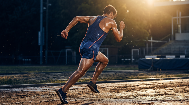 Atleta suando intensamente durante treino sob calor, representando a perda de eletrólitos no esforço físico